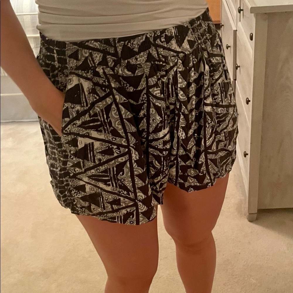 Patterned shorts with pockets | size M